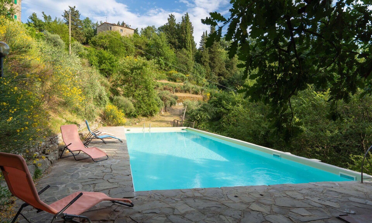 Londa Villa | Stunning private villa for 22 guests with WIFI, pool, TV, patio and pets allowed