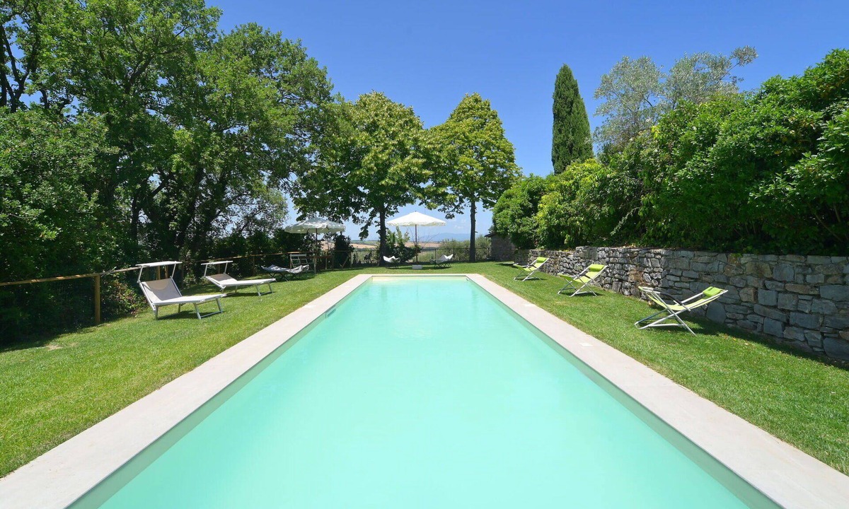 Paciano Villa | Stunning private villa for 8 guests with hot tub, WIFI, private pool, TV, balcony and pets allowed