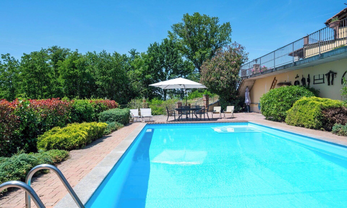 Asti House | Stunning villa for 5 people with WIFI, private pool, patio, pets allowed and panoramic view