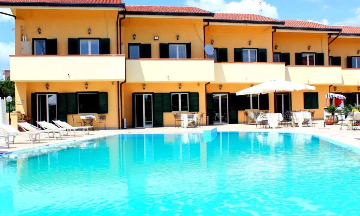 Laura Villa | Stunning Villa in Paestum with Shared Swimming Pool