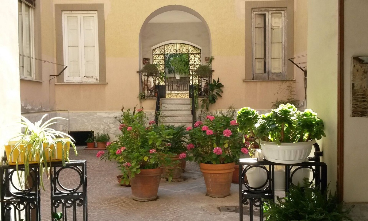 San Giorgio a Cremano Apartment | Sunflower House