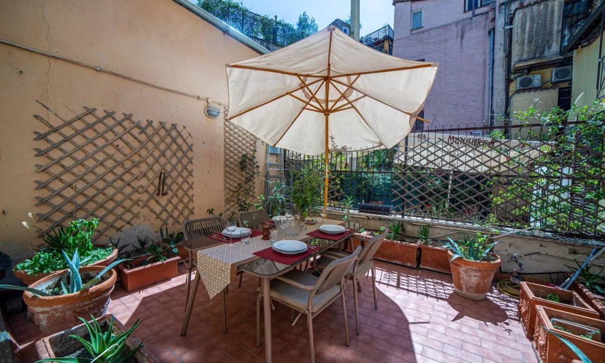 Rione II Trevi Apartment | Sunny Trevi house with cute terrace and A/C !