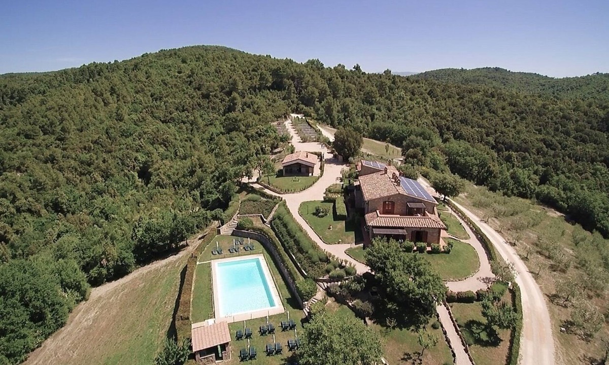 Gualdo Cattaneo Bed & Breakfast | Tenuta di Forte Sorgnano | Farmhouse with pool