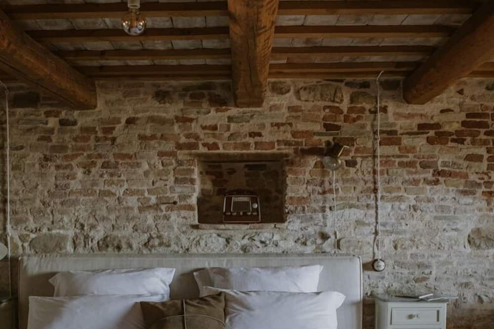 Arcevia House | THE HOUSE ON THE WALLS IN BORGO LORETELLO