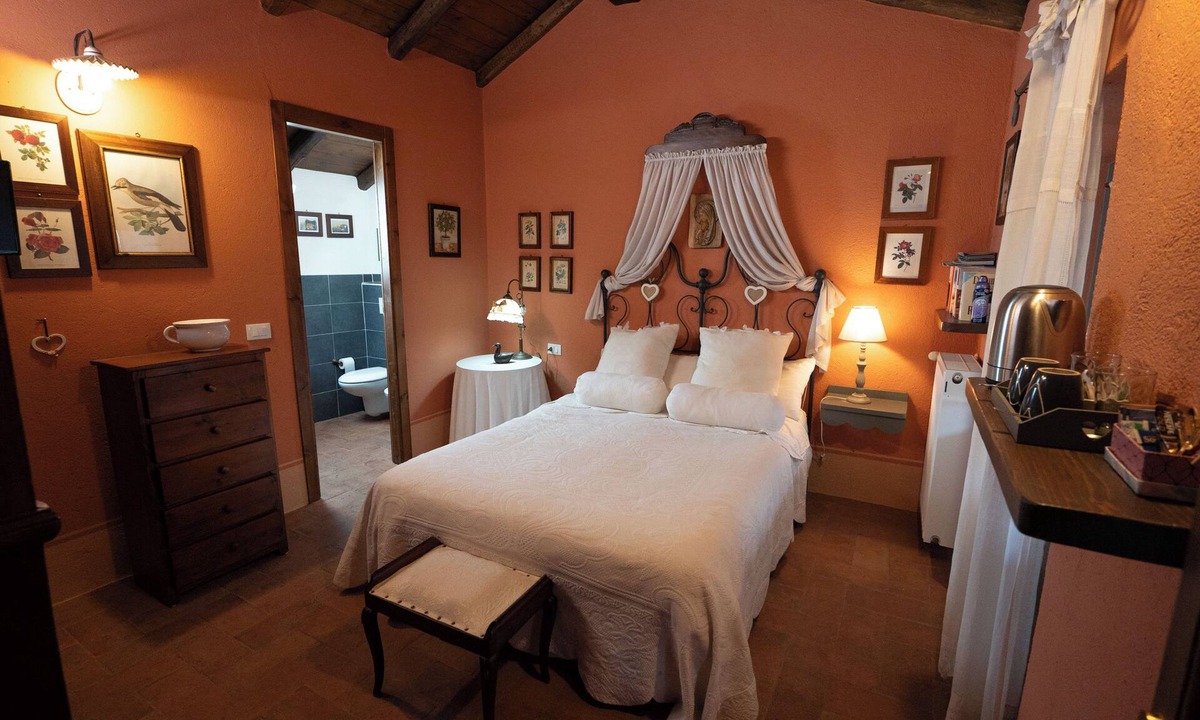 Veruno Bed & Breakfast | The Willow Bed & Breakfast - Room Tulip