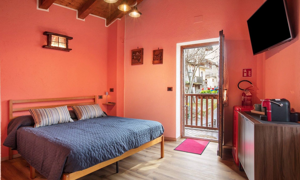 Fenis Apartment | 'Tillier' Room with WIFI