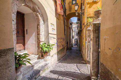 Historical Downtown Salerno Apartment | Tra Amalfi, Pompei, Paestum