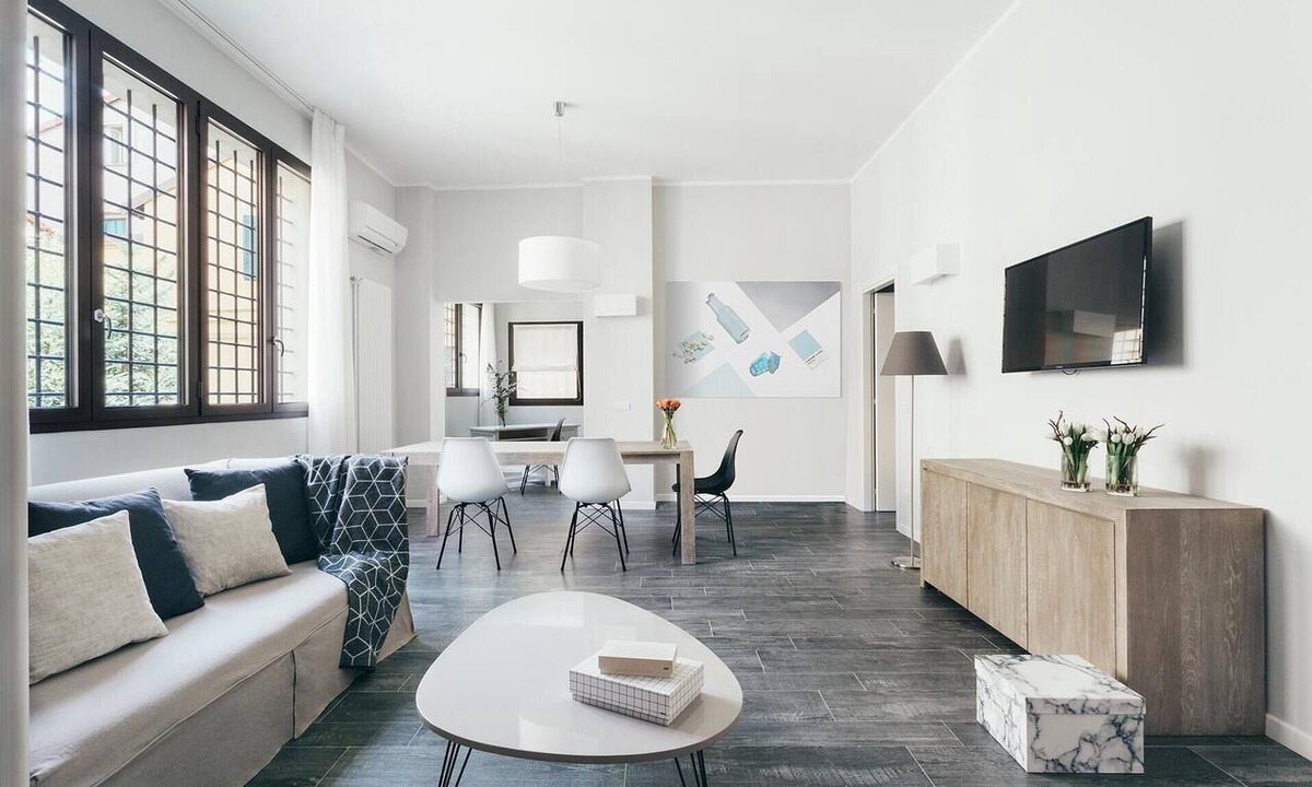 Historic Center Apartment | Tristano e Isotta: Bright Three-room 6 Adults