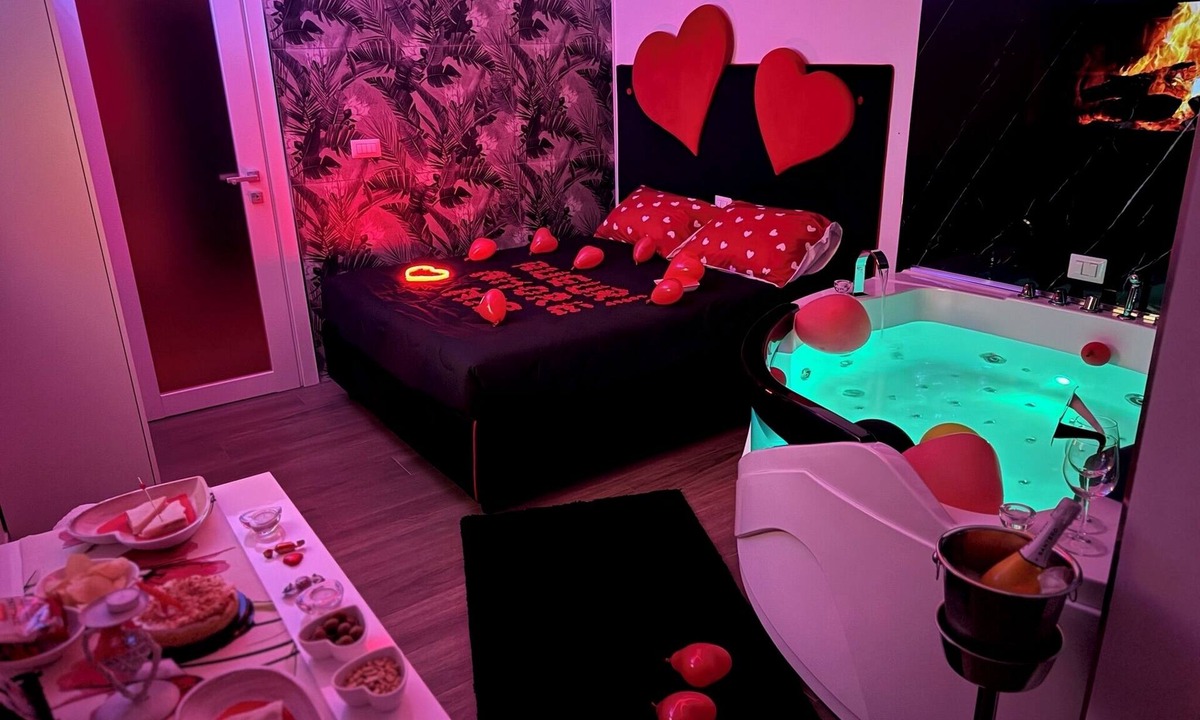 Municipio 4 Bed & Breakfast | Two Hearts Suite - Deluxe Suite with Hot Tub