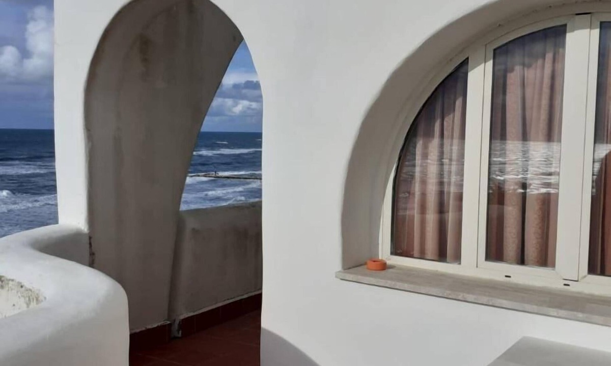 Anzio Hostel | Two-room apartment, large terrace, sea front, floor 1 (Pink)