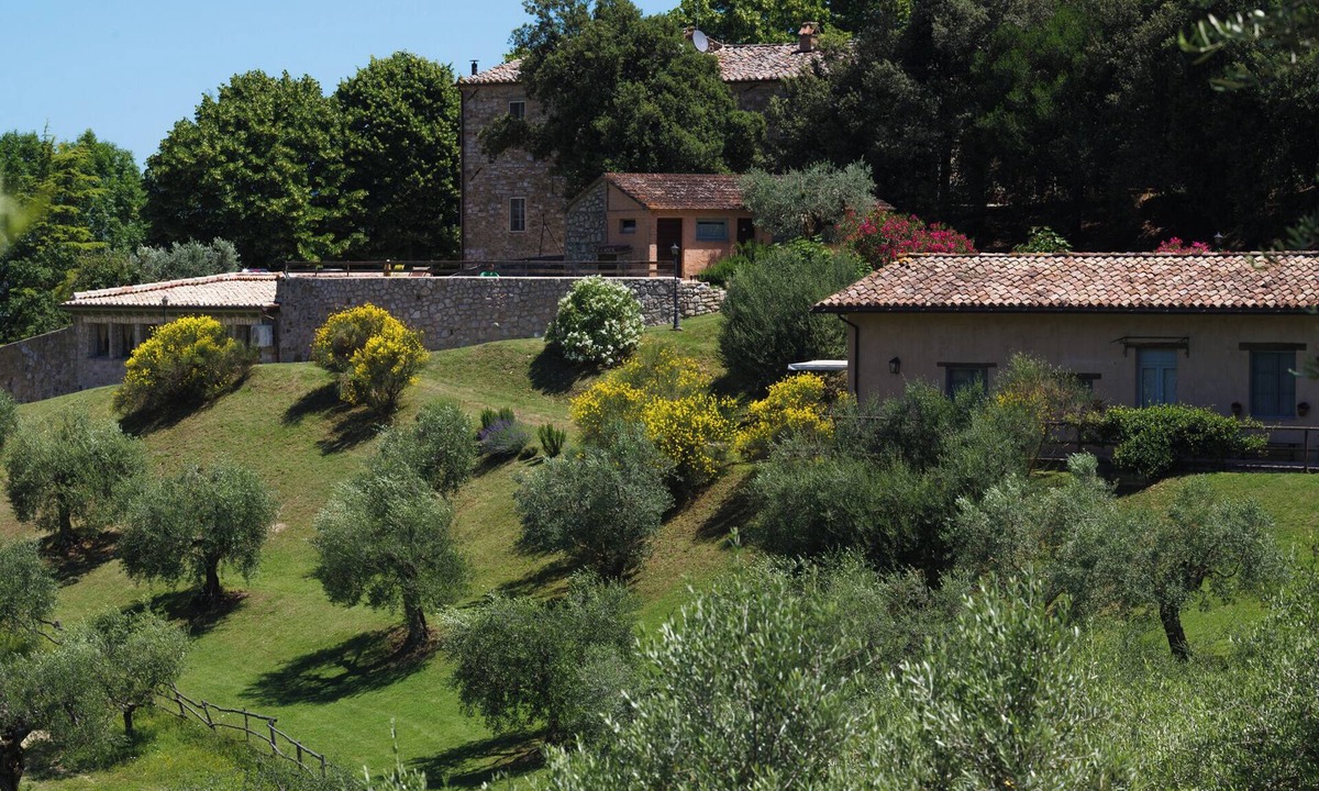 Montelaguardia House | Ulivo, painted apartment in a farmhouse 10 minutes driving from Perugia downtown