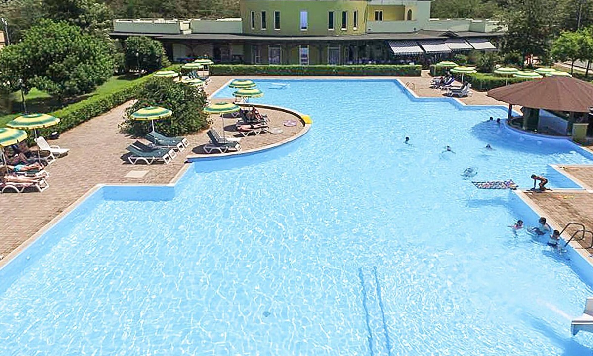 Pizzo Apartment | Vacation apartment on the second floor with large communal pool, a few meters from the sea.
