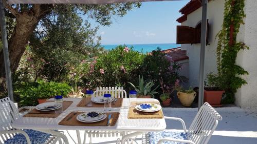 Fuscaldo Apartment | Villa Anna - Mansarda vista mare con giardino e patio
