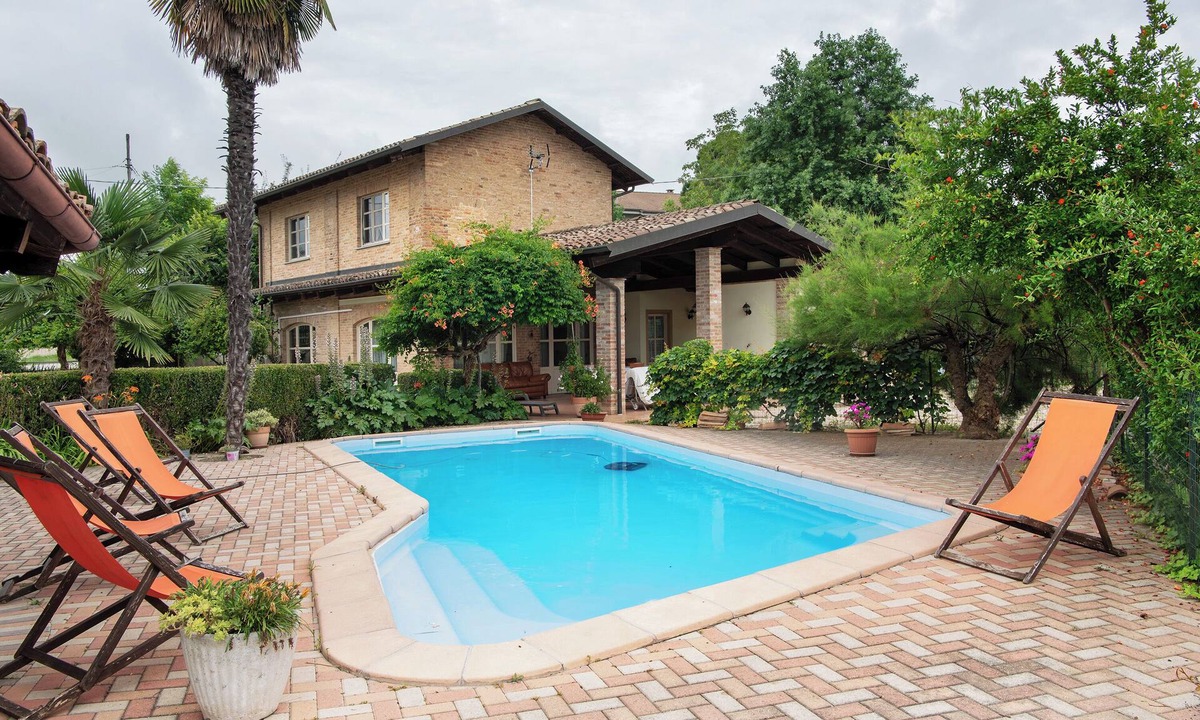 Costigliole d'Asti Villa | Villa 'Arneis' with Shared Pool, Private Terrace and Wi-Fi