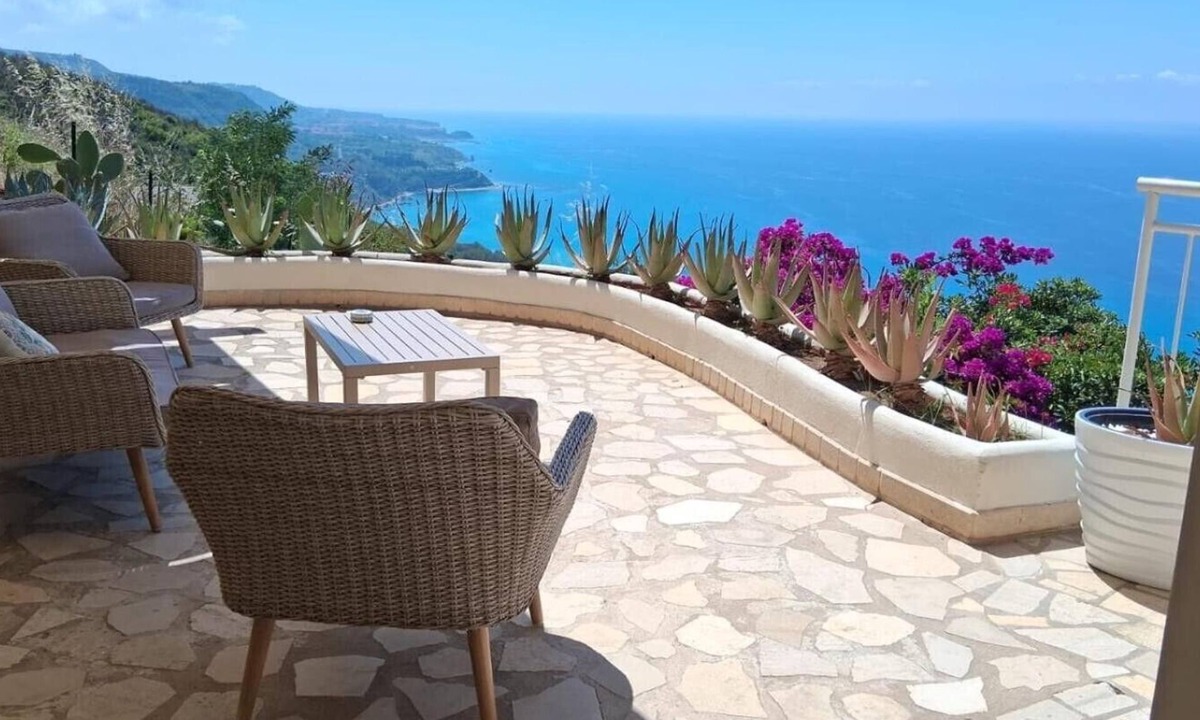 Zambrone Villa | Villa 'Bella Vista' with Sea View, Wi-Fi and Air Conditioning