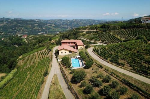 Cossano Belbo Apartment | Villa Belpoggio Langhe Wine Country 15m pool High-Speed WiFi