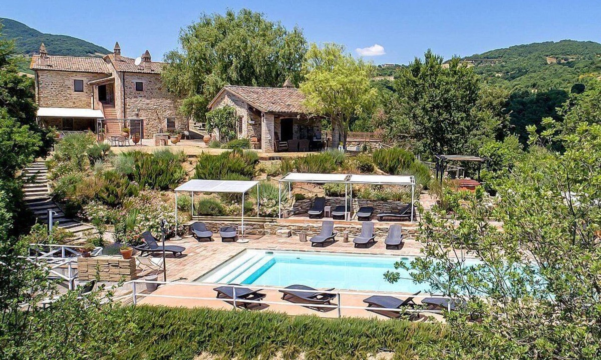 Umbertide House | Villa Cenobio B: A characteristic and welcoming apartment that is part of an ancient country house made of stone, with Free WI-FI.