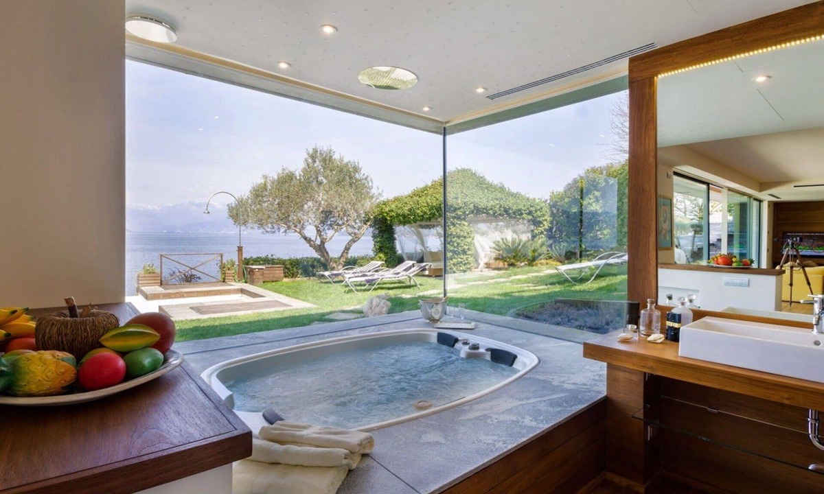 Ispra Villa | Villa Isa with pool and jacuzzi - My Rental Homes