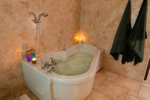 Aosta Apartment | Villa Mara - Aosta - 200 mq - WiFi - Jacuzzi - Parcheggio - Giardino