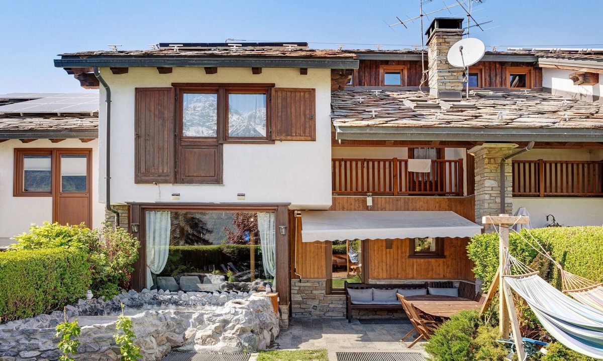 Aosta House | Villa Panoramica – 200sqm, Private Garden and Heated Jacuzzi