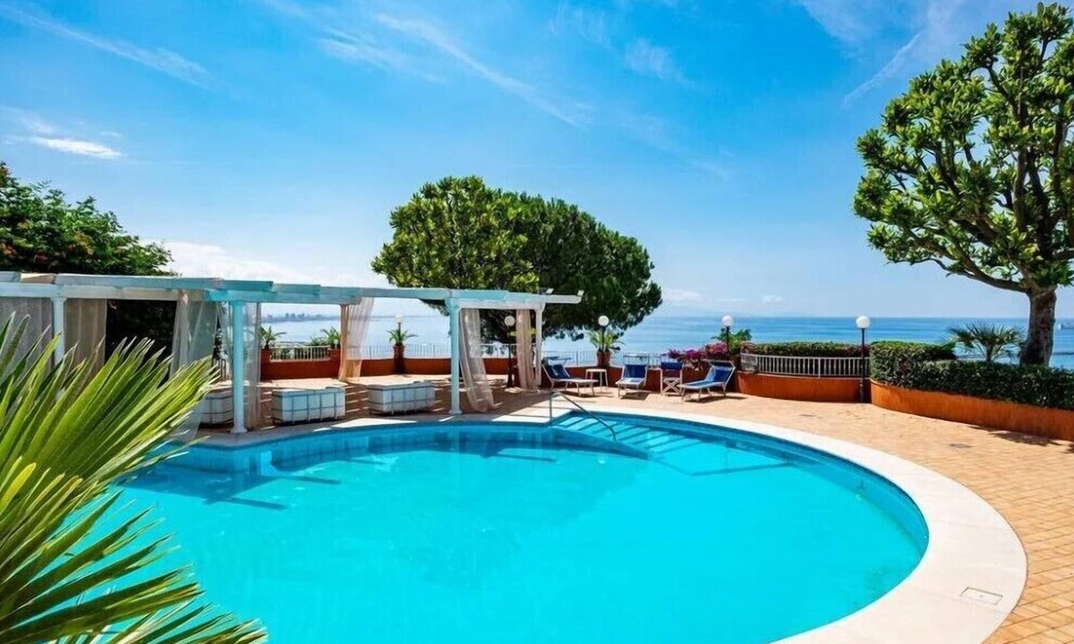 Historical Downtown Salerno Hotel | Villa Poseidon Boutique Hotel & Events