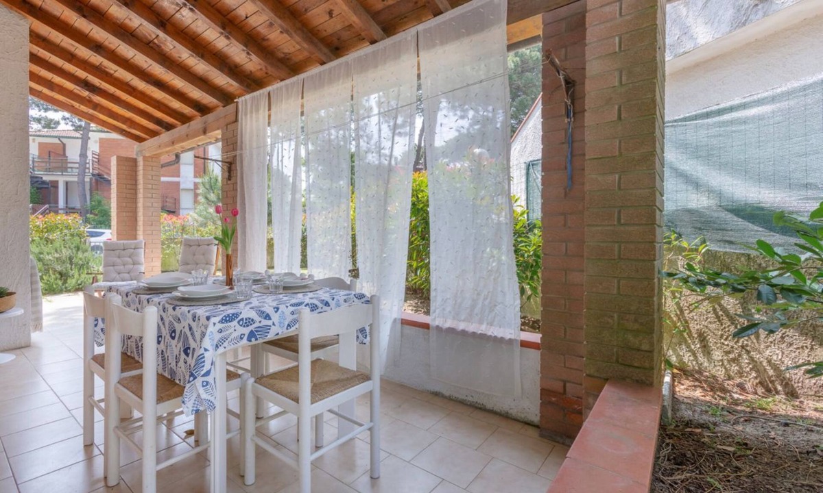 Lido di Spina Apartment | Villa with garden on two levels (ground floor and first floor) with internal stairs.In 70 square meters of space, it comfortably accommodates 6 people with two bedrooms (one with a double bedroom, one with two single beds) and a double sofa bed in the li