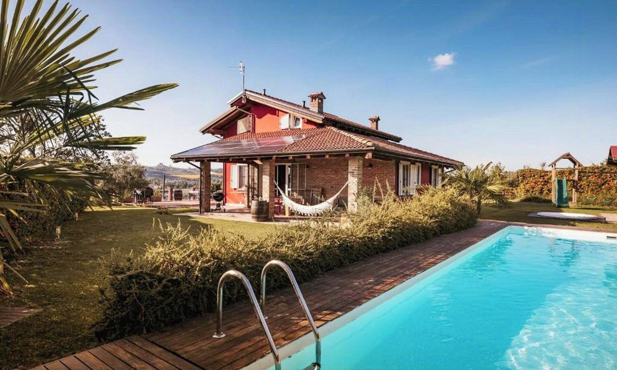Nizza Monferrato House | Villa with pool and hot tub in Piedmont