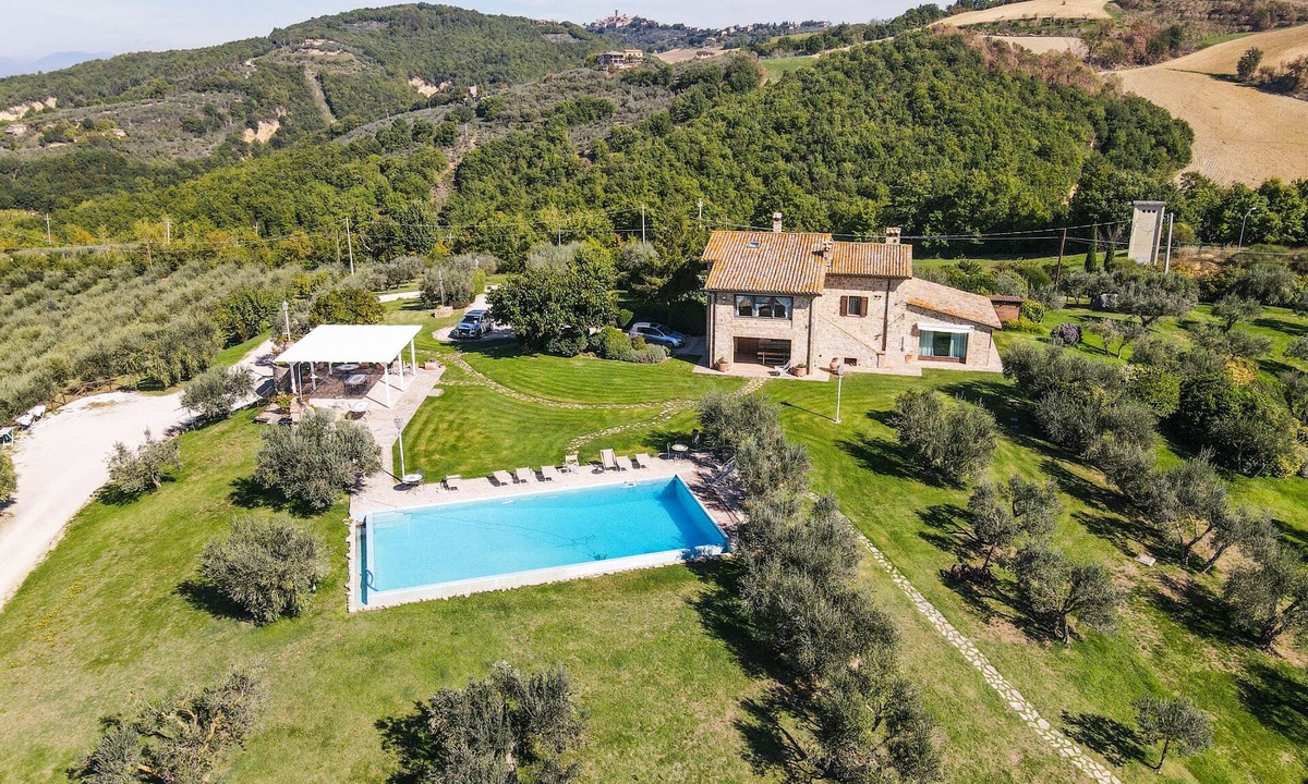 Collazzone Villa | Villa with private pool and air conditioning. At 10km from Todi, 3km village