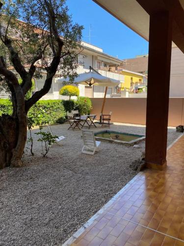 Roseto degli Abruzzi Apartment | villatta con giardino a cique passi dal mare