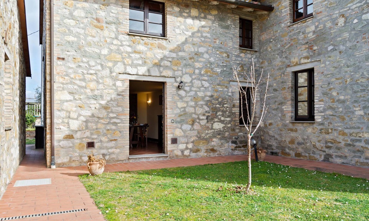 Collesanto Cottage | Vintage Apartment in Magione with Swimming Pool