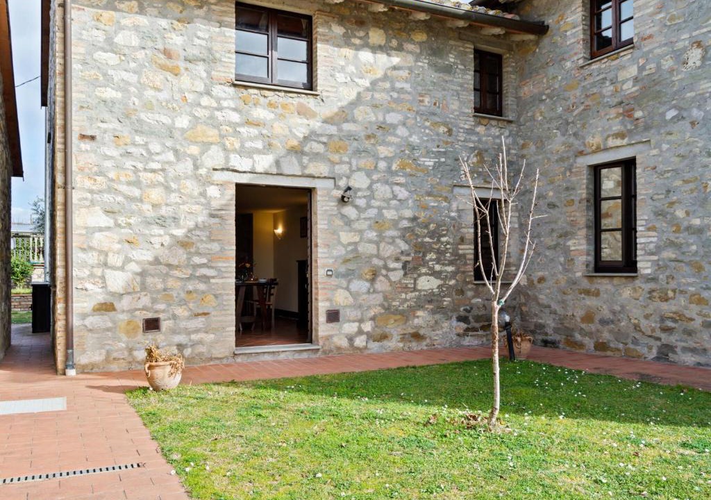 Collesanto House | Vintage Apartment in Magione with Swimming Pool