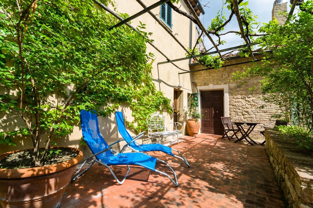 Montecastelli House | Vintage Holiday Home in Montecastelli Pisano with Terrace