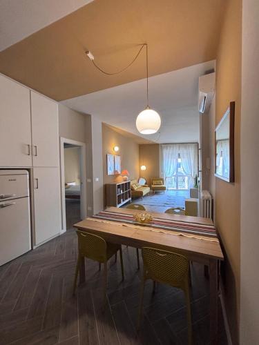 Casale Monferrato Apartment | Vista con camera - appartamento Zabaione