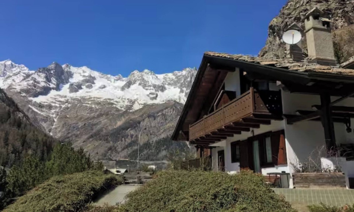Courmayeur Apartment | Wonderful apartment with garden and view of Mont Blanc
