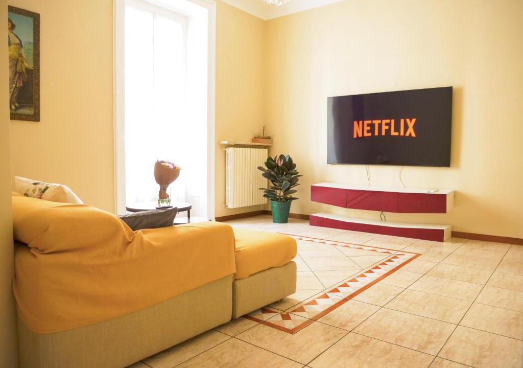 Porta Romana Apartment | Wonderful downtown apartment-HD NETFLIX, KING-SIZE BED, two minutes' walk from metro