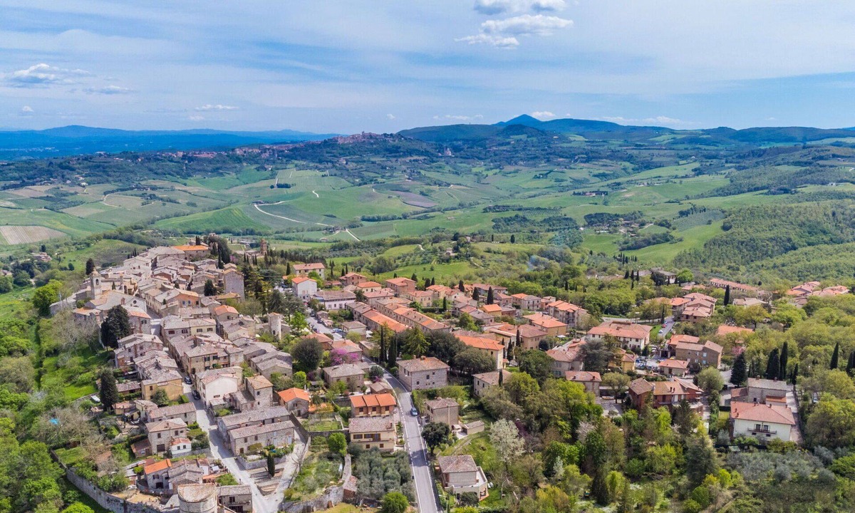 Montefollonico House | Wonderful private villa for 5 guests with WIFI, A/C, TV, patio, pets allowed and panoramic view