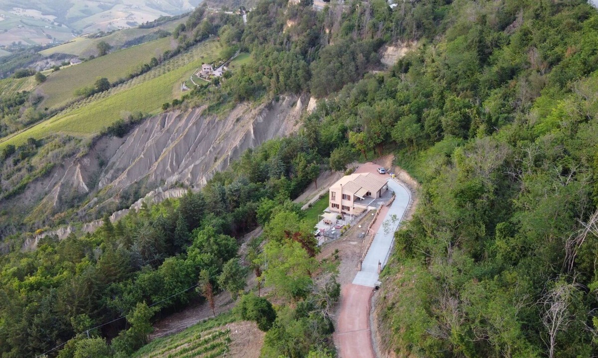 Ripatransone Villa | Wonderful private villa with pool, WIFI, hot tub, terrace, pets allowed and panoramic view