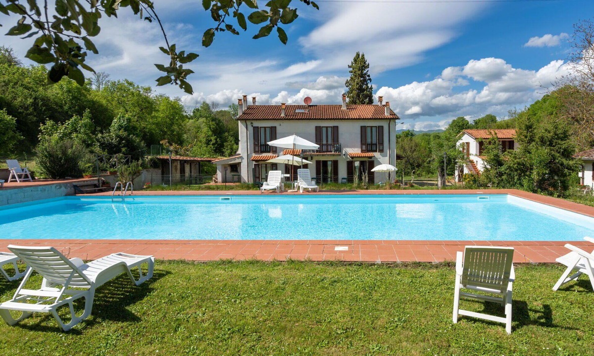 Ponte Buriano Villa | Wonderful private villa for 25 guests with WIFI, private pool, TV, patio and pets allowed