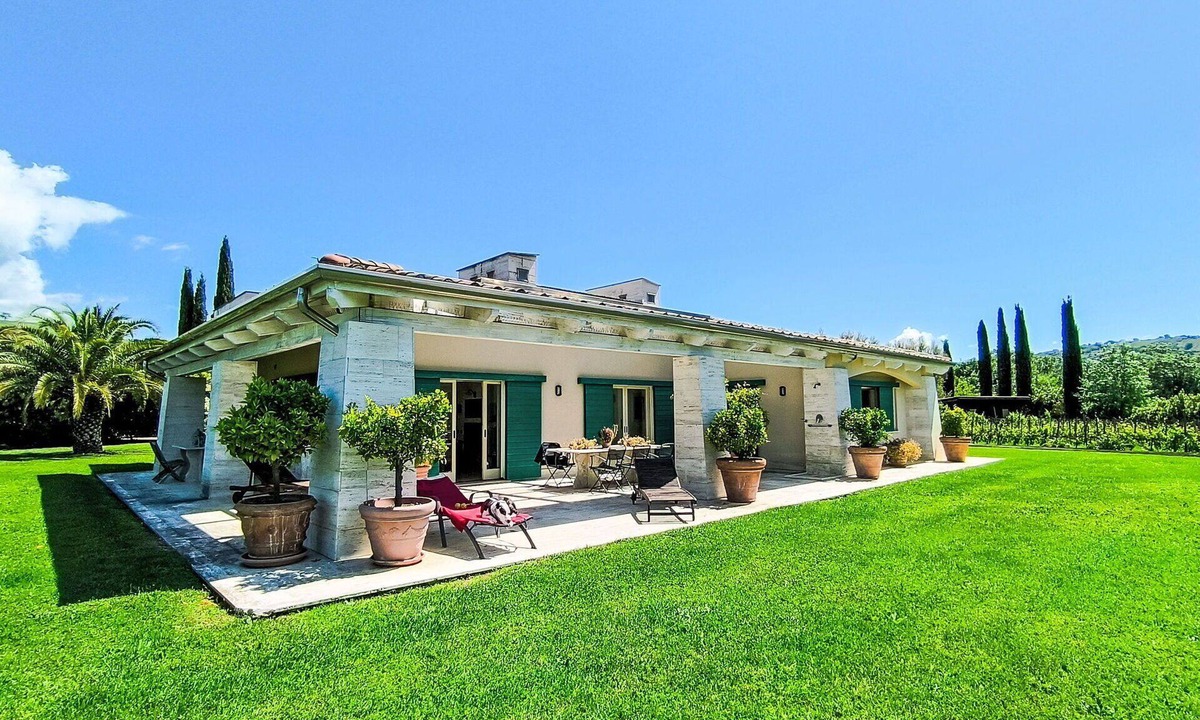 Saturnia Villa | Wonderful private villa for 5 guests with WIFI, A/C, hot tub, TV, patio and pets allowed