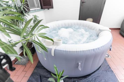 Casale Monferrato Apartment | Zen Jacuzzi Retreat mit Terrasse, Garage, Klimaanlage, 24 - 7 Check-in, Netflix und Disney Plus
