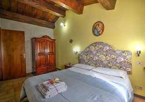 Casa Noriana A, fully refundable with voucher*: A characteristic and welcoming apartment situated in a quiet location, surrounded by a wonderful garden, with Free WI-FI.