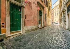 Central, authentic apartment in the heart of Rome.