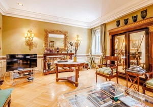 Central, authentic apartment in the heart of Rome.