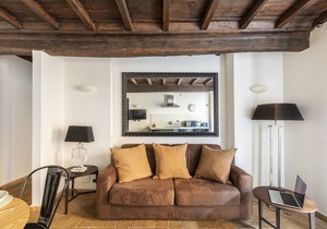 Completely renovated apartment next Colosseum n.2