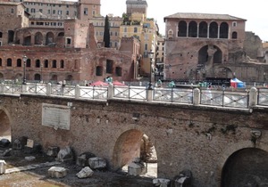 Elegant apartment immersed in the Fori Imperiali
