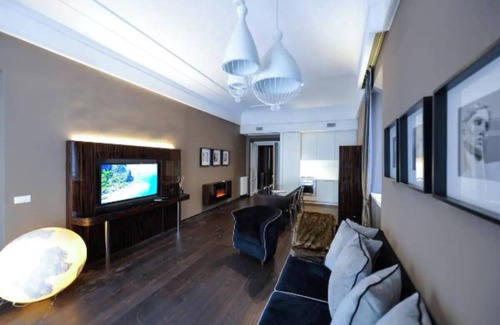 Rione IV Campo Marzio Apartment | 3 Bedroom Apartment with a Crisp Modern Twist in Palazzo Boncompagni