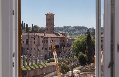 Monti Apartment | Amazing 2-bedrooms apartment in front of the Colosseo