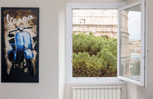 Monti Apartment | Amazing 2-bedrooms apartment in front of the Colosseo