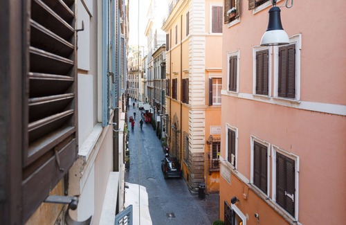Rione IV Campo Marzio Apartment | Behind corner Spanish steps confortable and spacious AC & wifi