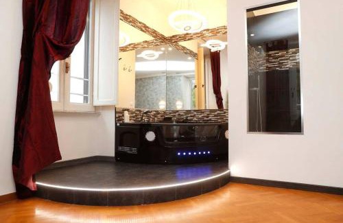 Trastevere Apartment | Black Enchanting Jacuzzi Suite Trastevere